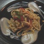 Filets de maquereaux aux pici, sauce tomate aux fines herbes et raisins secs, crème d’oignon et pignons Filets de maquereaux aux pici, sauce tomate aux fines herbes et raisins secs, crème d’oignon et pignons