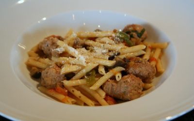 Penne à l’aubergine et à la saucisse