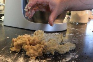Mélange de la pâte à la main