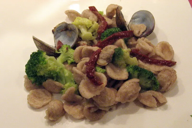 Orecchiette con colatura di alici, vongole e brocoli