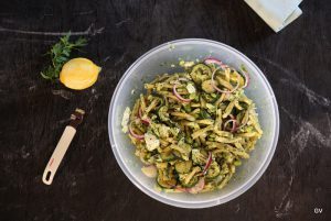 salade de pâtes aux courgettes frites, edamame et mozzarella