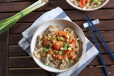 nouilles aux oeufs et aux tomates