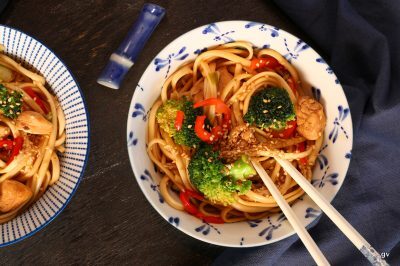 nouilles udon sautées au brocoli et au poulet