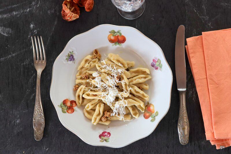 Strascinati con cruschi e cacioricotta