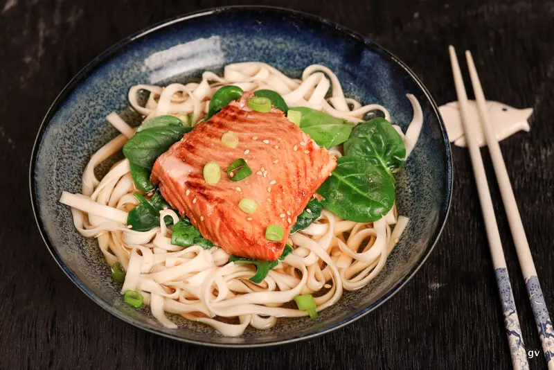 Udon au saumon teriyaki et épinards