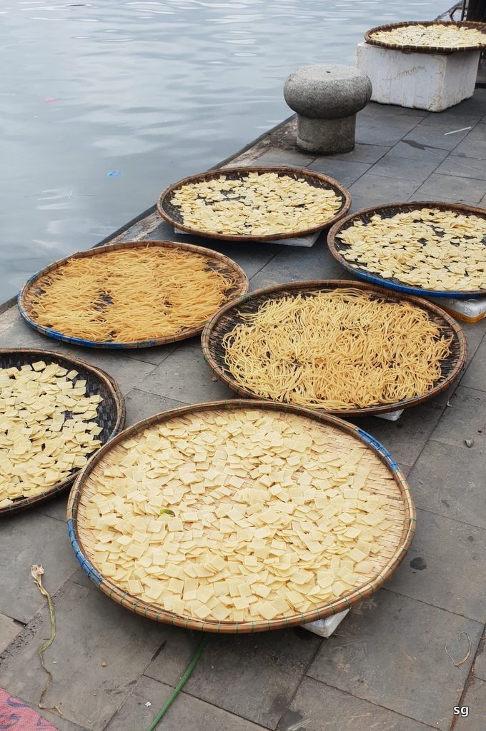 nouilles au bord de la rivière, prêtes à la vente