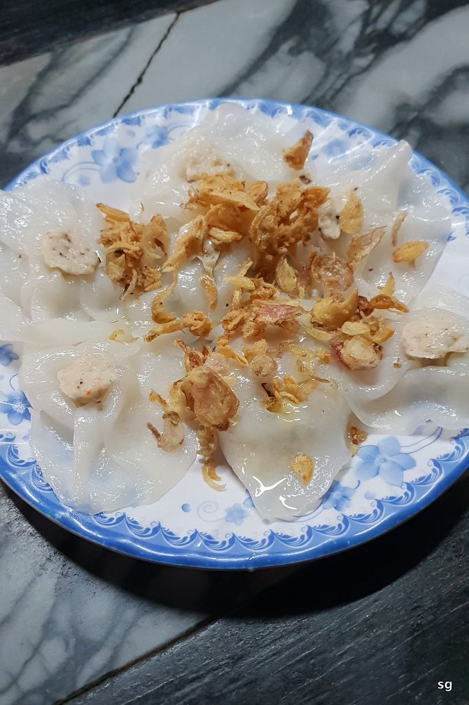 plat de roses blanches