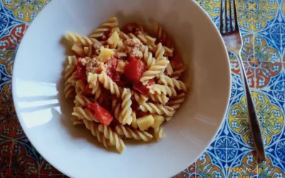 Pâtes aux pommes de terre, tomates et thon