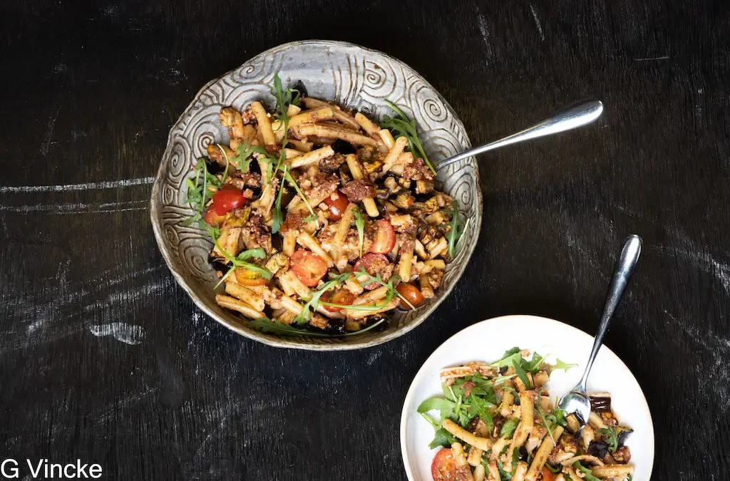 Salade de papiri aux tomates séchées et aux aubergines
