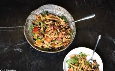 Salade de papiri aux tomates séchées et aux aubergines
