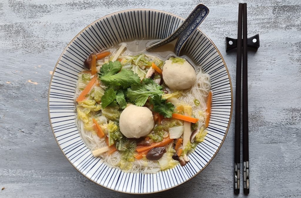 Rou gēng, soupe épaisse aux nouilles de riz et boulettes