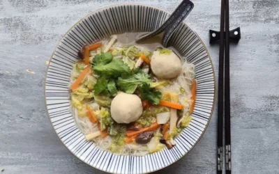 Rou gēng, soupe épaisse aux nouilles de riz et boulettes