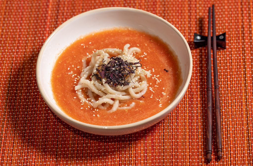 Soupe froide de tomates et nouilles udon
