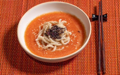 Soupe froide de tomates et nouilles udon