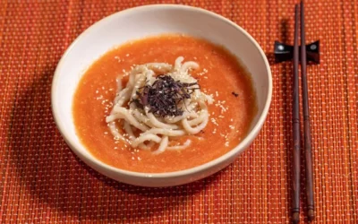 Soupe froide de tomates et nouilles udon