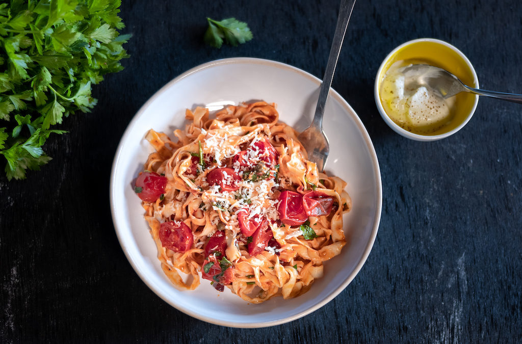 Tagliatelles aux olives noires, câpres et harissa à la rose