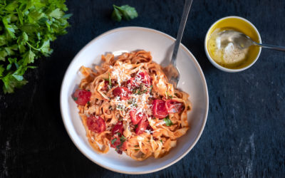 Tagliatelles aux olives noires, câpres et harissa à la rose