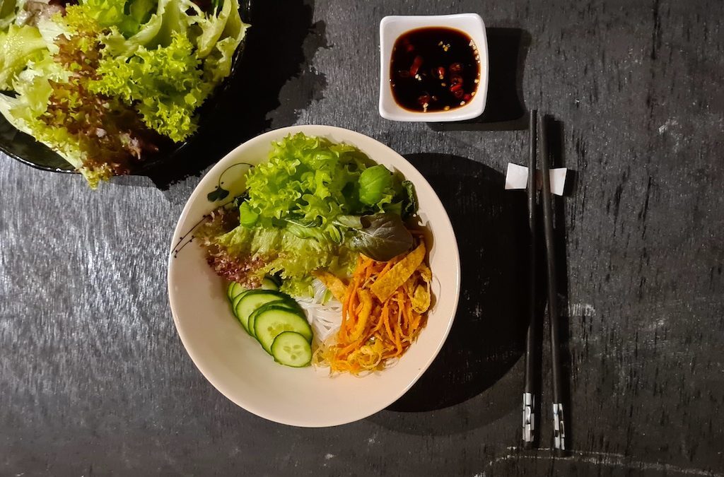 Nouilles de riz végan au faux porc