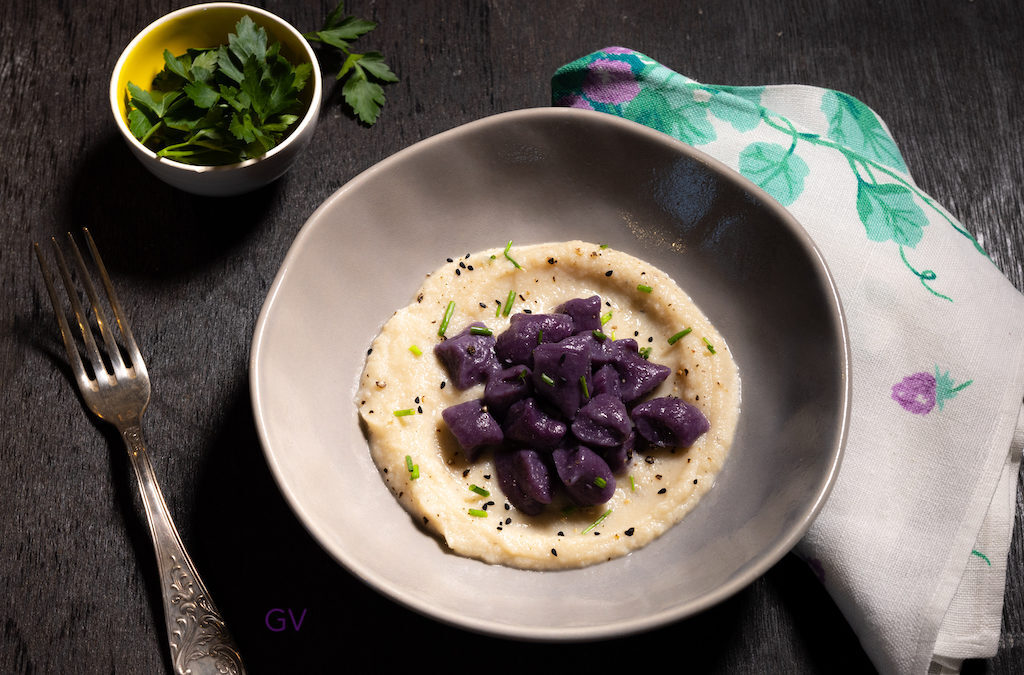 Gnocchi de patate douce violette et crème de chou-fleur