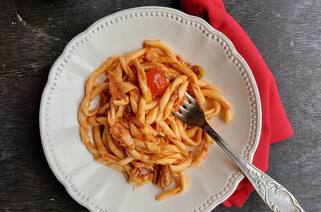 Busiate au thon, tomates, olives et câpres