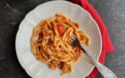 Busiate au thon, tomates, olives et câpres