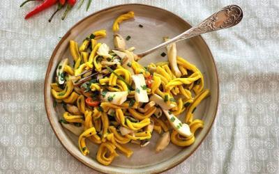 Fusillis au curry, sauce aux champignons asiatiques