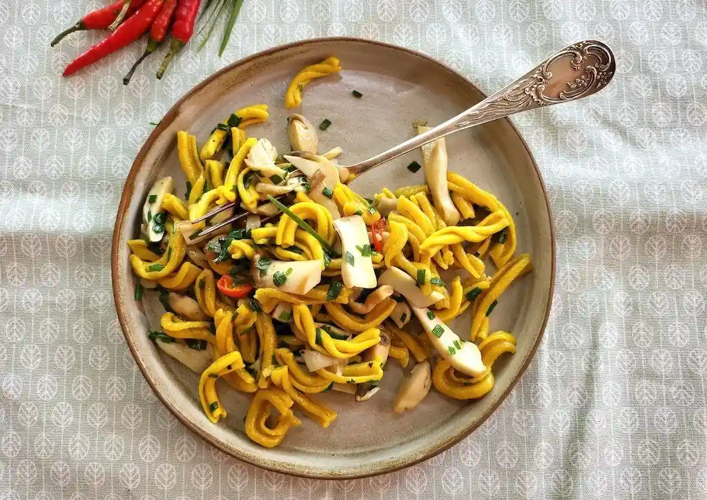 fusillis au curry, sauce aux champignons asiatiques