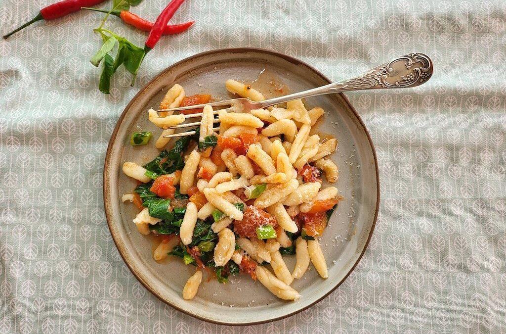Cavatelli à la tomate et au brocoli chinois