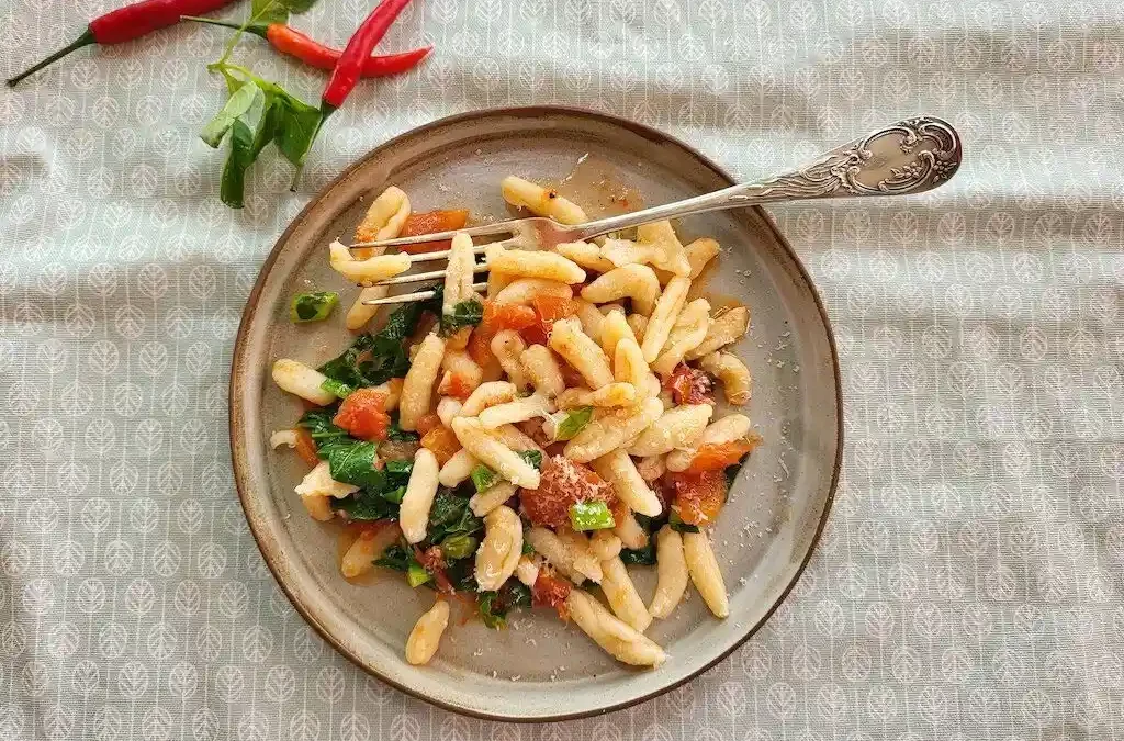 Cavatelli à la tomate et au brocoli chinois