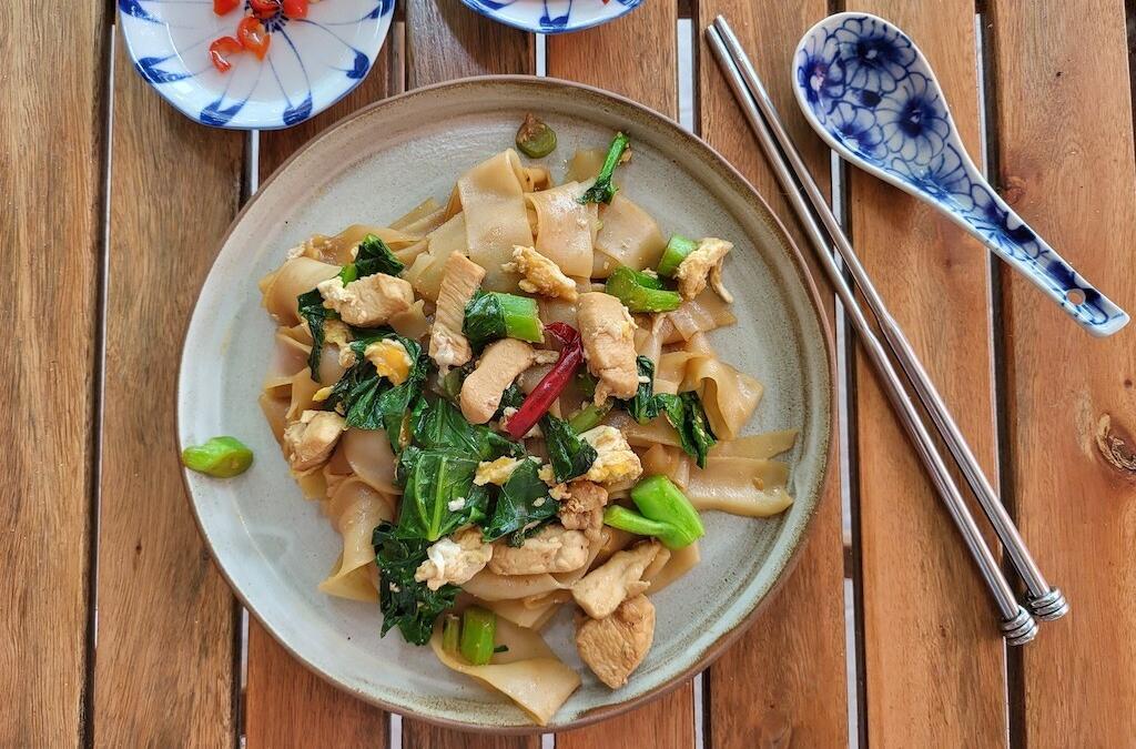 Nouilles thaï sautées au poulet et brocoli