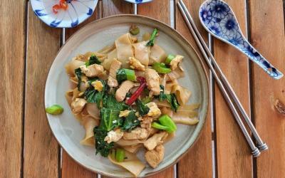 Nouilles thaï sautées au poulet et brocoli