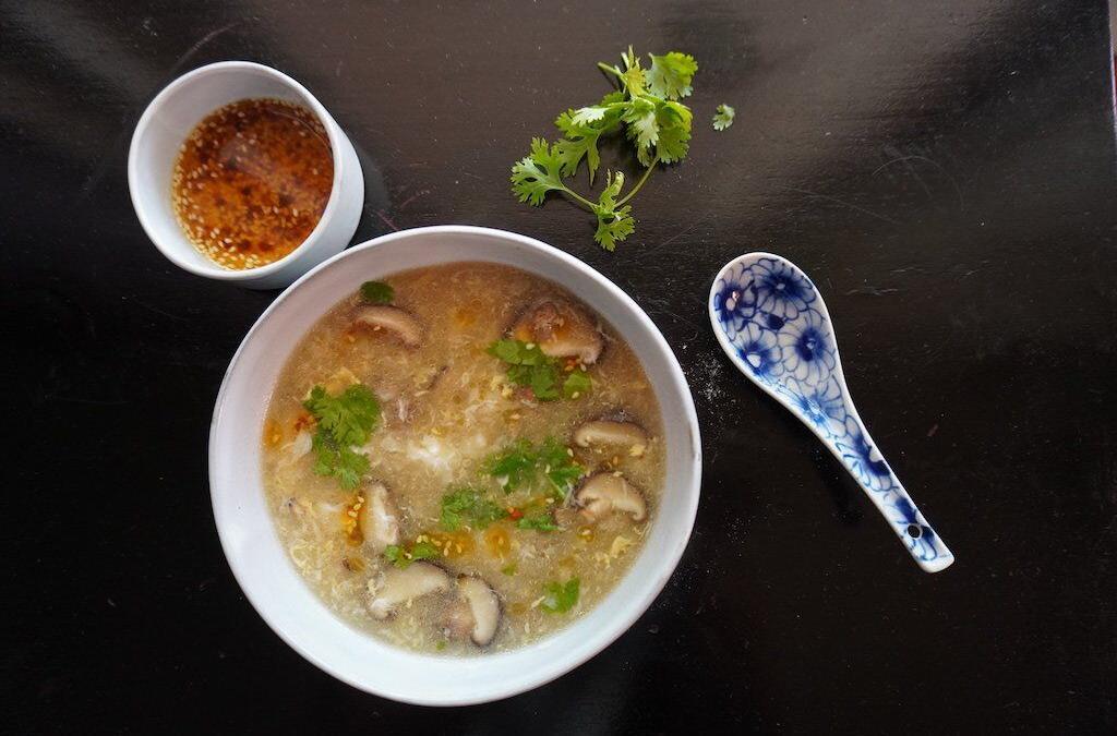 Soupe chinoise aux grumeaux de pâtes et champignons
