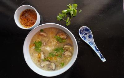 Soupe chinoise aux grumeaux de pâtes et champignons