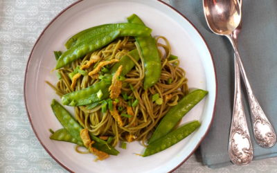 Nouilles soba au miso, bœuf et pois gourmands