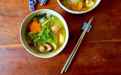 Soupe thaï aux légumes, vermicelles, tofu et boulettes