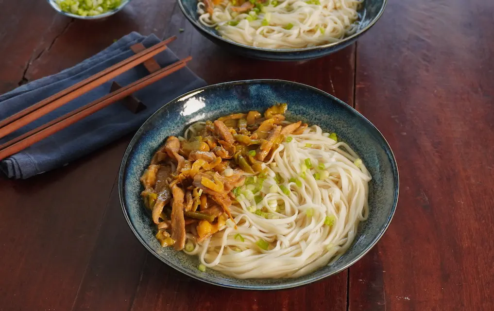 Soupe de Sichouan aux nouilles, porc et moutarde fermentée